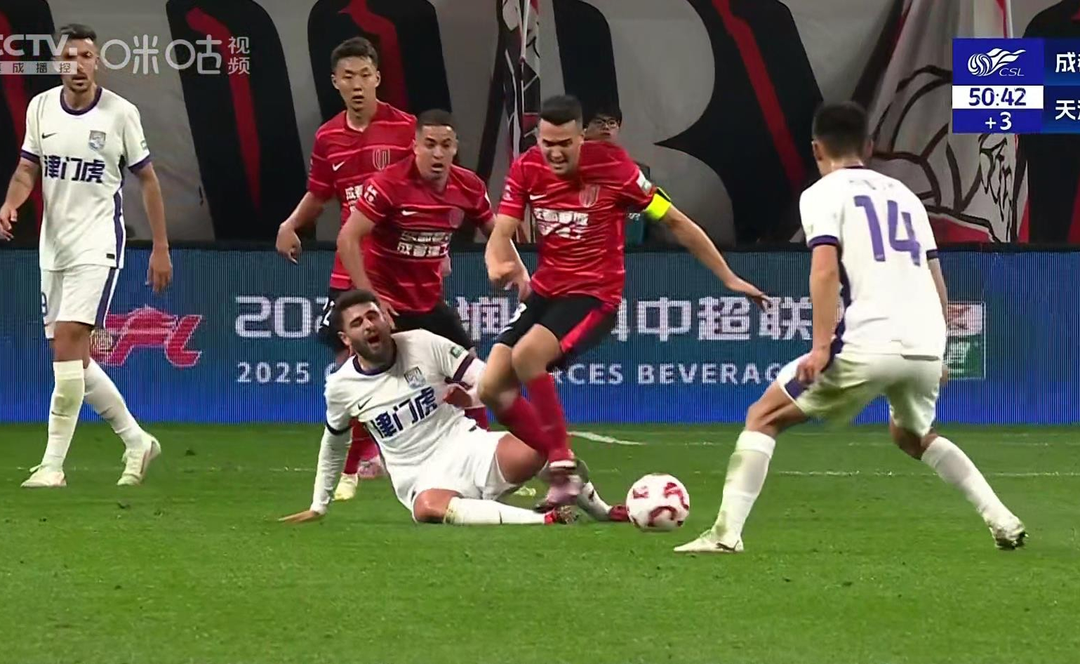 国际足球冠军联赛展开激烈对抗,赛场上令人热血沸腾 国际足球冠军联赛展开激烈对抗,赛场上令人热血沸腾